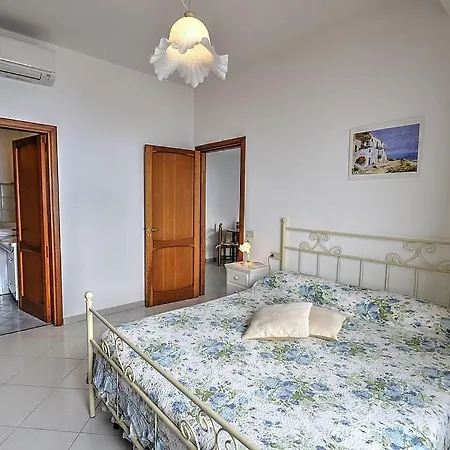 Sleeps 3 Air Con Wifi